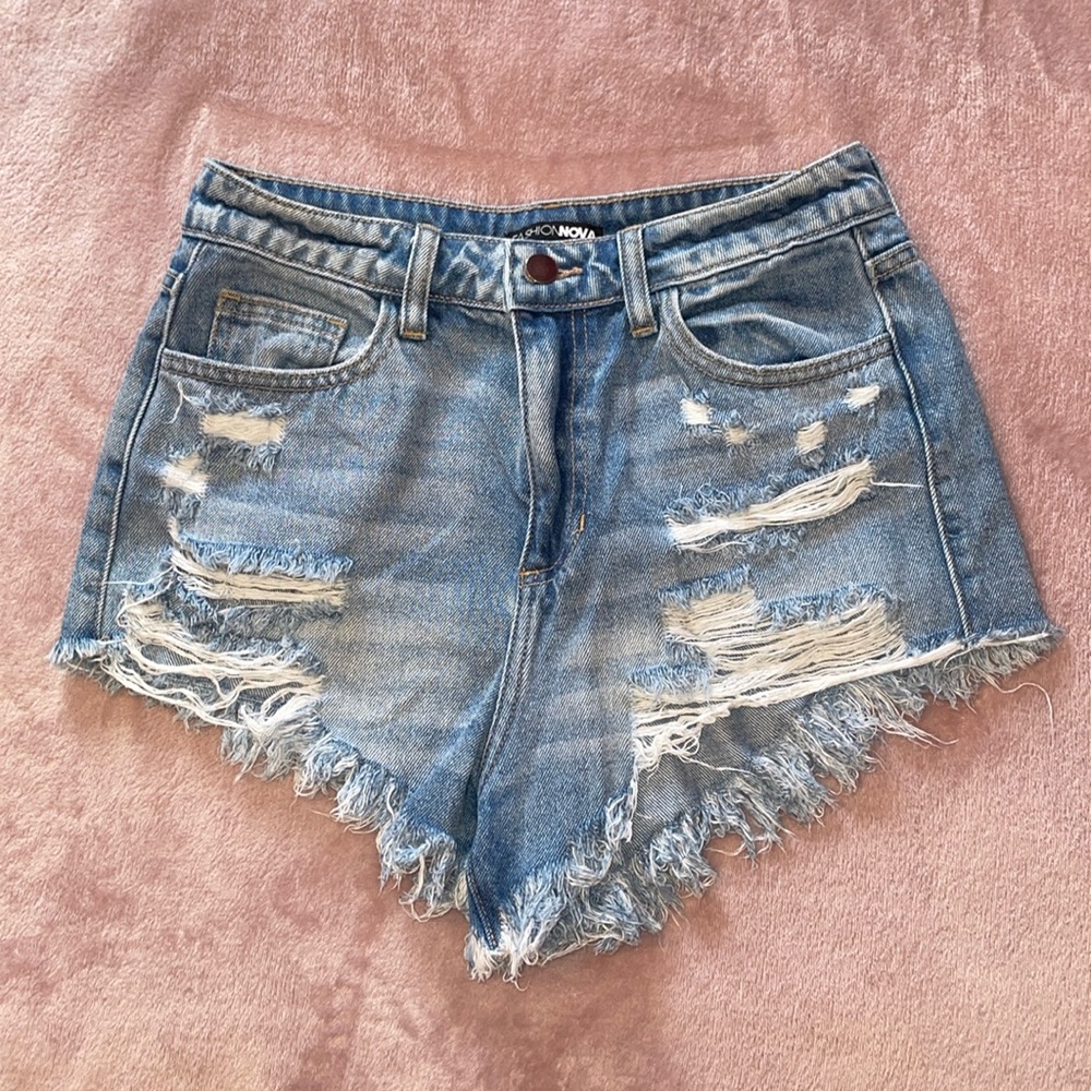 FN Light-washed Distressed Denim Shorts 💜
